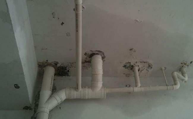 衛(wèi)生間順著管道漏水怎么辦 衛(wèi)生間管道有異味怎么辦