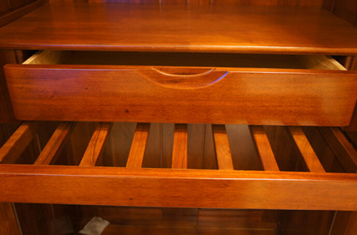 紅翅木家具的優(yōu)缺點(diǎn)是什么，什么是紅翅木?